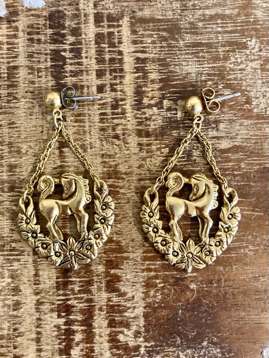 1992 Avon Mystical Unicorn Dangle Earrings Gold Tone Posts Floral Wreath - Picture 4 of 10
